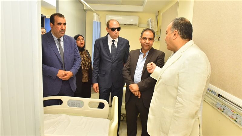 جانب من جولة المحافظ بالمستشفي