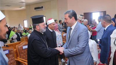 في لفتة محبة.. الأب بندليمون يوزع حلوى المولد النبوي على المواطنين بدمياط