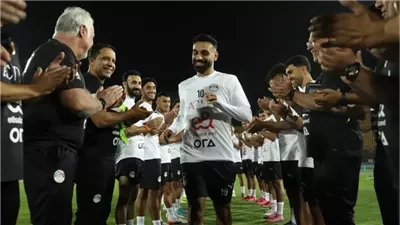 عروسان يلتقطان لحظة نادرة مع محمد صلاح في فندق منتخب مصر| فيديو