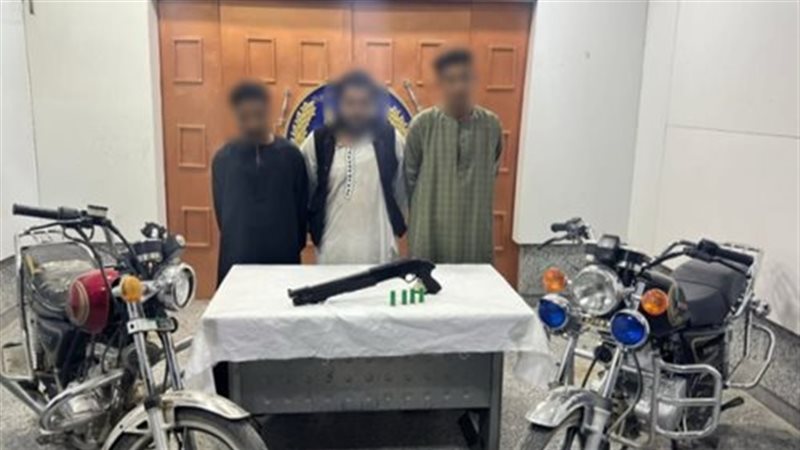 المتهمين وأمامهم المضبوطات 