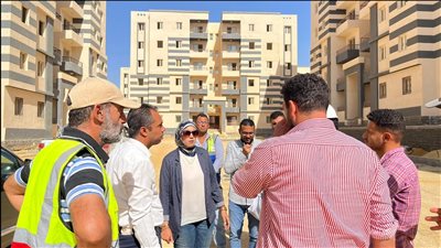وزير الإسكان يتابع سير العمل بالمشروعات الخدمية والبنية الأساسية بمدينة السويس الجديدة  