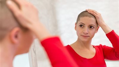 ابتكار طبي واعد: تركيبة متطورة تحمي الشعر من التساقط أثناء العلاج الكيميائي