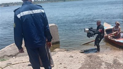 انتشال جثة شاب غرق في نيل سوهاج على يد رجال الإنقاذ النهري