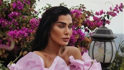 نادين الراسي تحتفل بعيد ميلادها بجلسة تصوير وسط الورود 