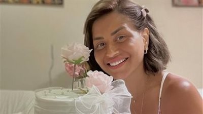 منة فضالي تحتفل بعيد ميلادها مع والدتها: «هفضل طفلة»