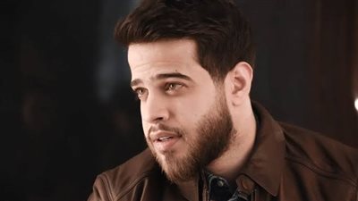 أدهم النابلسي من نجم غنائي إلى إمام بالمصليين (صور)