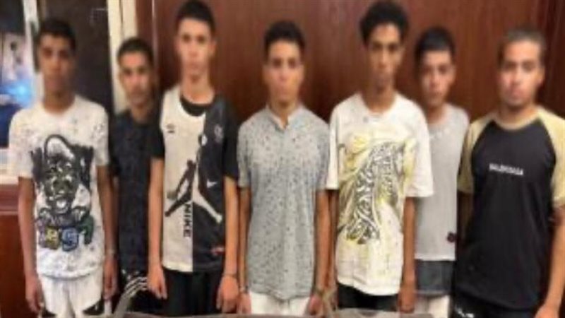 المتهمون عقب ضبطهم 