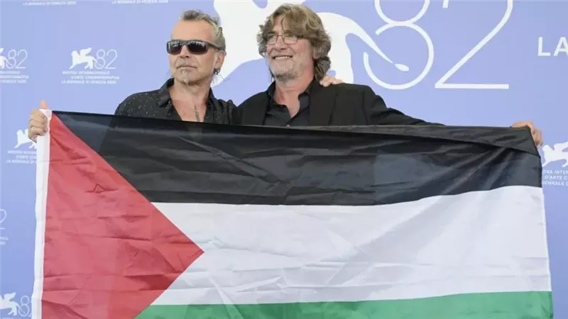 مغني الروك الإيطالي الشهير بييرو بيلو يرفع علم فلسطين