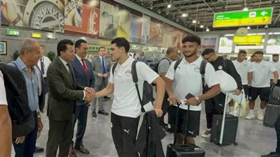 وزير الرياضة يودع بعثة المنتخب بمطار القاهرة قبل مواجهة بوركينا فاسو | صور