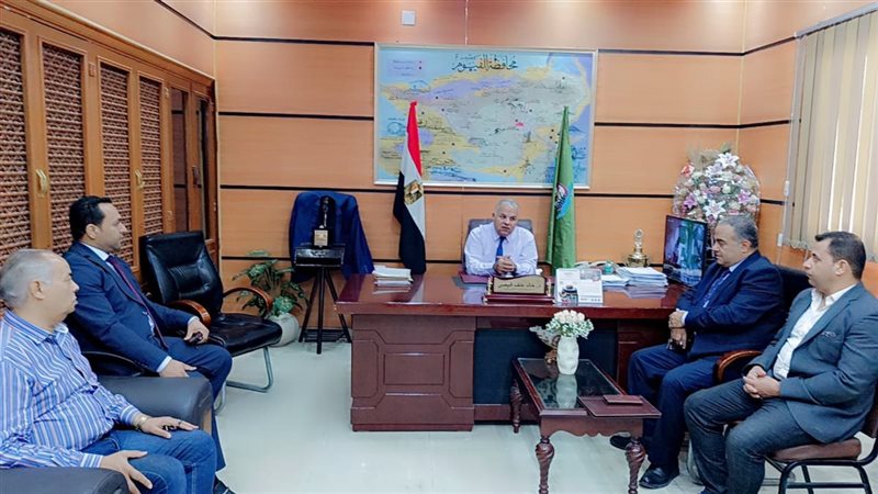 وكيل وزارة  التربية والتعليم بالفيوم  أثناء اللقاء