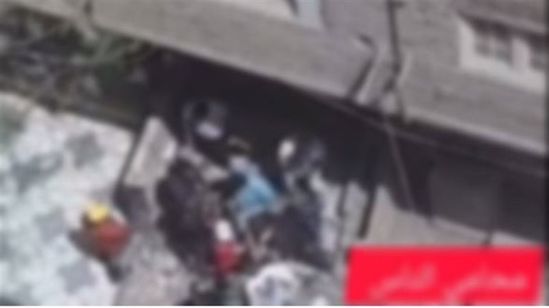 المتهمان أثناء قيامهما بترويج المواد المخدرة فى الشارع