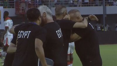 حمادة هلال يحتفل مع حسام حسن والجهاز الفني للمنتخب بعد التأهل لكأس العالم