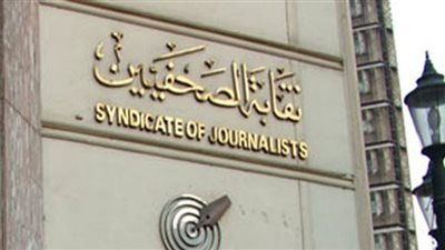نقيب الصحفيين يدين انتهاك قواعد التغطية المهنية في عزاء والدة أحمد الفيشاوي