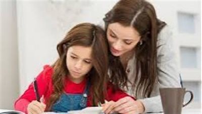كيف تواجهين قلق طفلك مع اقتراب الدراسة؟.. استشاري يجيب