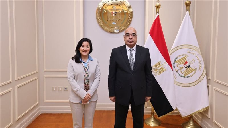 وزير العدل مع الممثلة المقيمة 