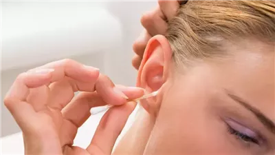 أعواد القطن للأذن.. عادة تقليدية ولعنة طبية متصاعدة