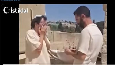 تدنيس علني للمقدسات.. منتج إسرائيلي يطلب الزواج من شاب أمام القدس (فيديو)