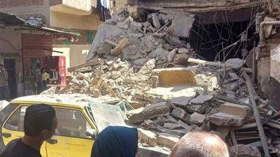 إزالة منزل آيل للسقوط بطنطا بعد انهياره الجزئي وتضرر مركبة أجرة