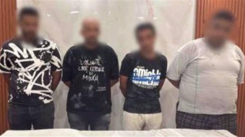 جانب من المتهمين وبحوزتهم المسروقات 