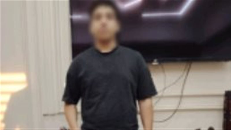 مالك المكتبة عقب ضبطه 