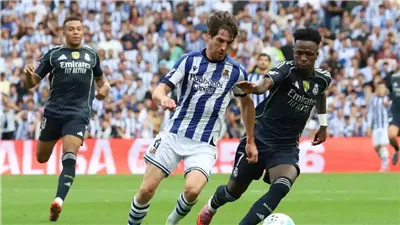 سر غضب فينيسيوس جونيور خلال مباراة ريال مدريد على سوسيداد