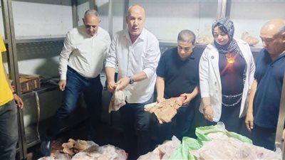 ضبط مخزن لحوم فاسدة داخل ثلاجة مطعم شهير بالمحلة