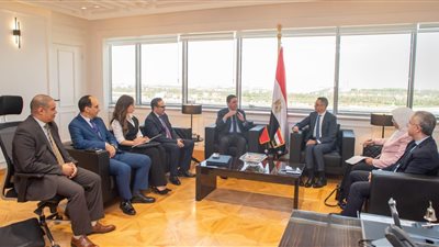 وزير الاستثمار يبحث مع نظيره المغربي تعزيز التعاون الاستثماري لدعم الصناعة المحلية