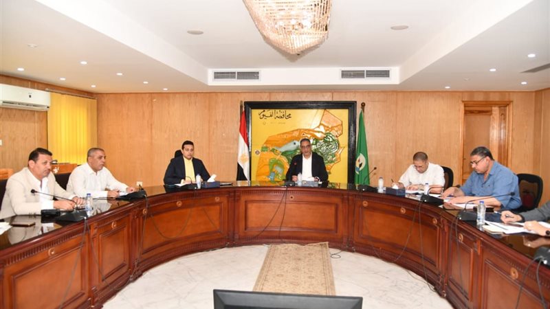  احمد الانصارى محافظ الفيوم أثناء الاجتماع