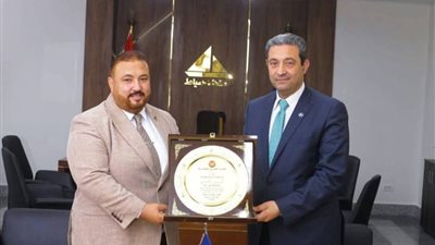 محافظ دمياط يتسلم درع الإتحاد المصري للمصارعة تقديراً لجهوده لدعم القطاع الرياضي