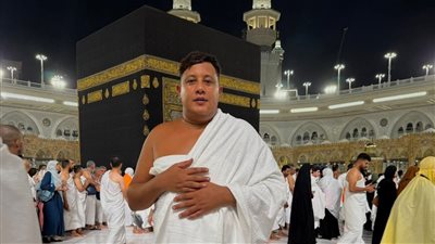 حمو بيكا يؤدي مناسك العمرة.. ويوجه رسالة لجمهوره