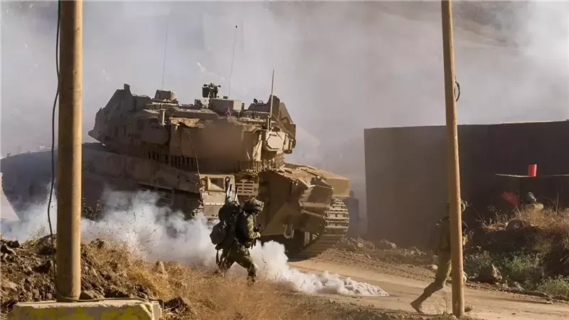 حشود إسرائيلية خلال العمليات العسكرية بغزة  