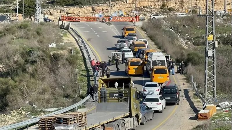 الاحتلال يخنق الفلسطينيين بالبوابات الحديدية