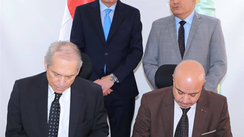 خلال التوقيع