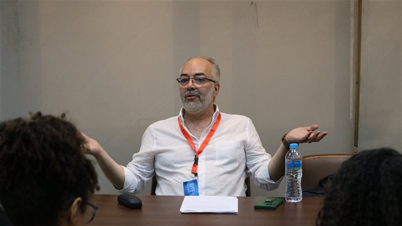 الفنان ومصمم الديكور عمرو عبدالله