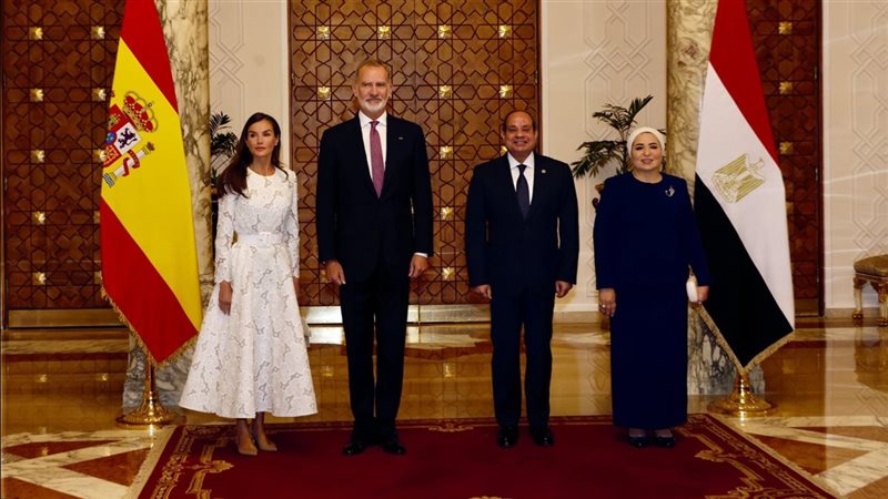 الرئيس السيسي وقرينته يستقبلان ملك إسبانيا