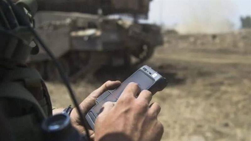 جاسوس إسرائيلي في جيبك.. قطعة خفية بالهواتف تكشف أخطر اختراق