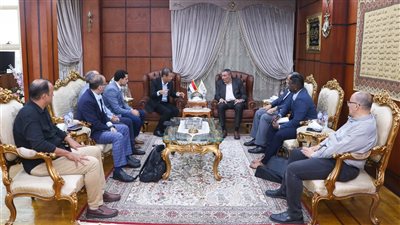 رئيس ميناء دمياط يستقبل وفد موانئ سنغافورة العالمية لبحث أوجه التعاون
