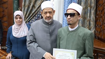 الإمام الأكبر يكرم الطلاب الأوائل في حفظ الخريدة البهية
