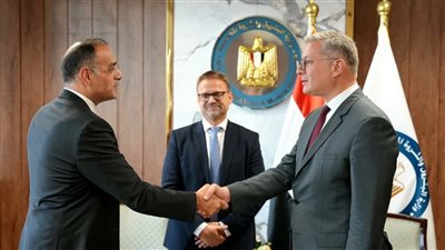 وزير البترول يبحث مع 