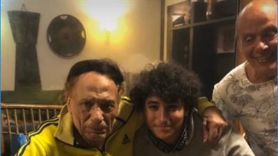 عقب وعكته الصحية الأخيرة.. الظهور الأول للفنان عادل إمام بصحبة شقيقه وحفيده