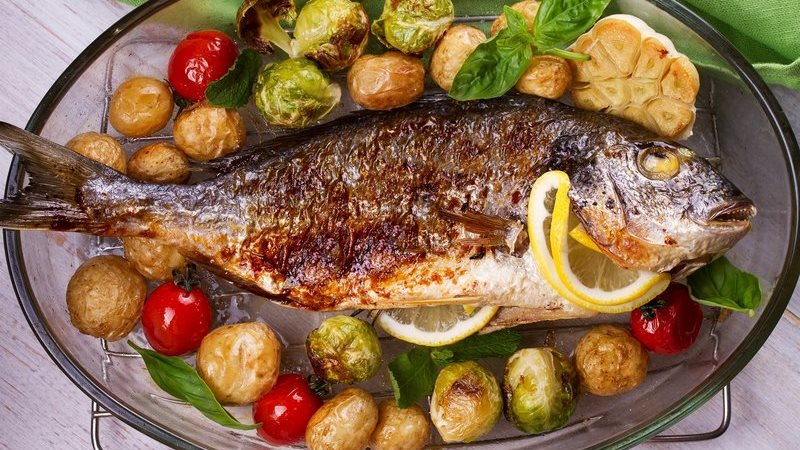  صينية سمك دنيس بالبطاطس في الفرن