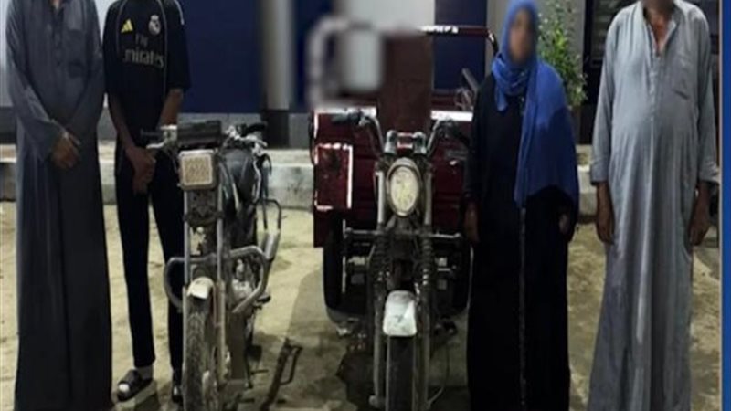 المتهمون عقب ضبطهم 