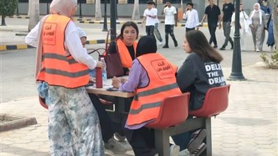 متطوعو مكافحة الإدمان يستقبلون طلاب جامعة 6 أكتوبر في أول أيام الدراسة