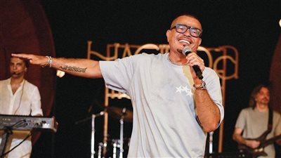 عمرو دياب يحتفل بتجاوز أغنية «بابا» حاجز الـ100 مليون مشاهدة