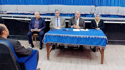 «تعليم الفيوم» يجتمع بمديري الإدارات لمتابعة انتظام الدراسة وسد العجز فوراً