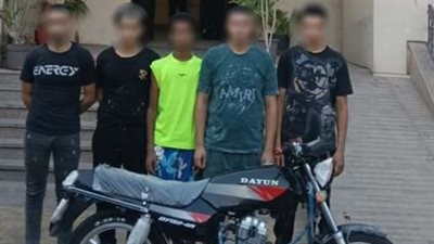بعد تداول فيديو.. ضبط 5 أشخاص لتعاطيهم المواد المخدرة بالشارع في الأميرية 