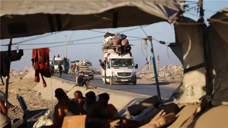 الغزيون يضطرون للنزوح إلى جنوب غزة