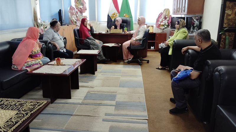 وكيلة وزارة الصحة اثناء الاجتماع