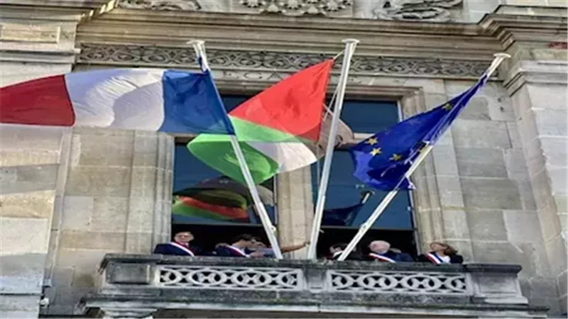 بلدية سان دوني بفرنسا ترفع العلم الفلسطيني 