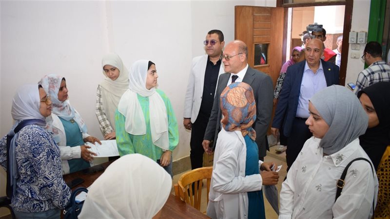 جانب من متابعة النعماني للكشف الطبي على الطلاب 